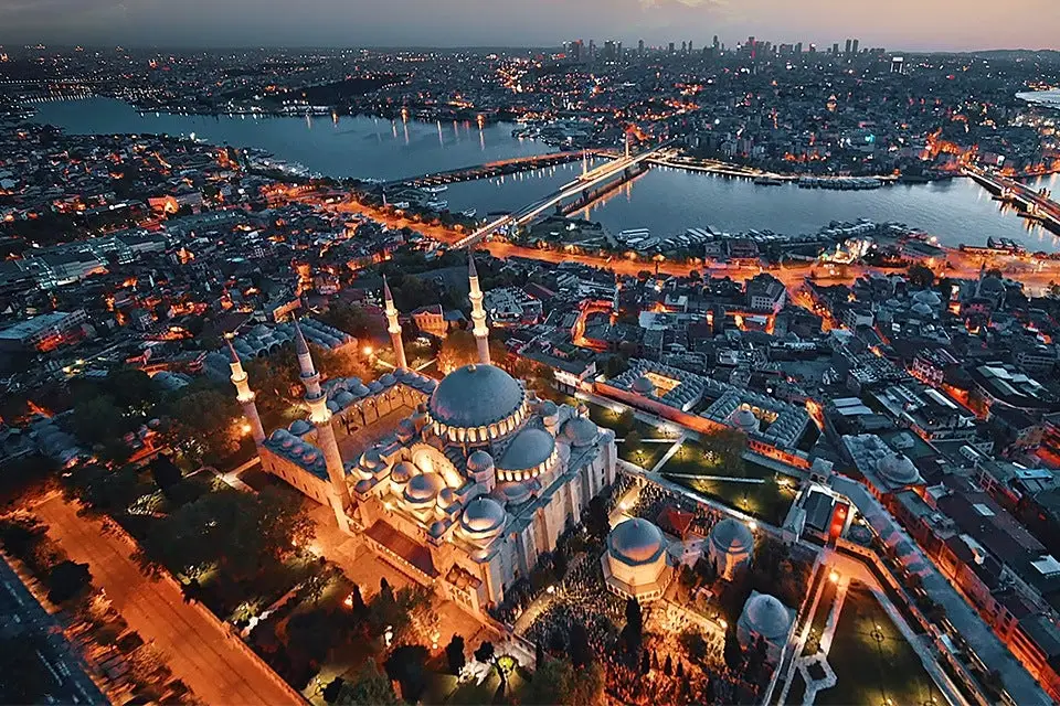 Akşam saatlerinde şehir manzarası; Türkiye’nin her iline teslimat.